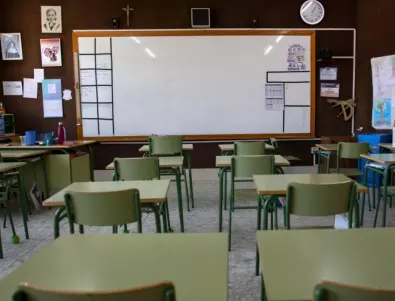 Учениците в Черна гора няма да се върнат до края на учебната година