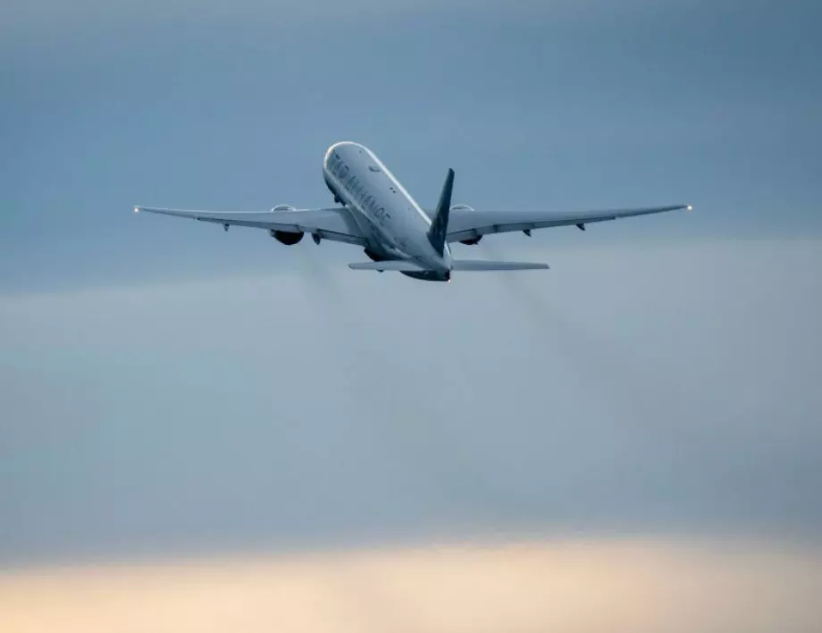 Пътуванията със самолет в света са се свили с 85% 