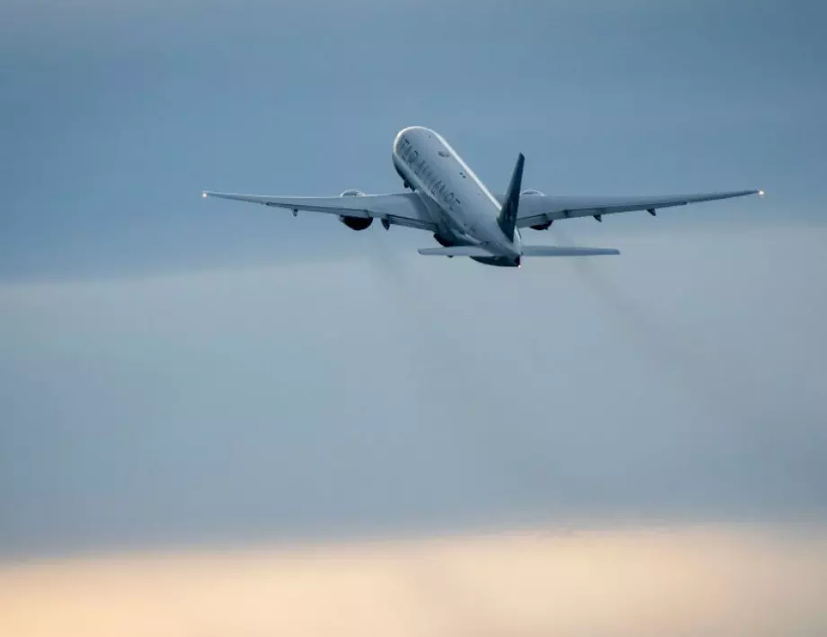 Самолет на японска авиокомпания кацна принудително заради пътник без маска