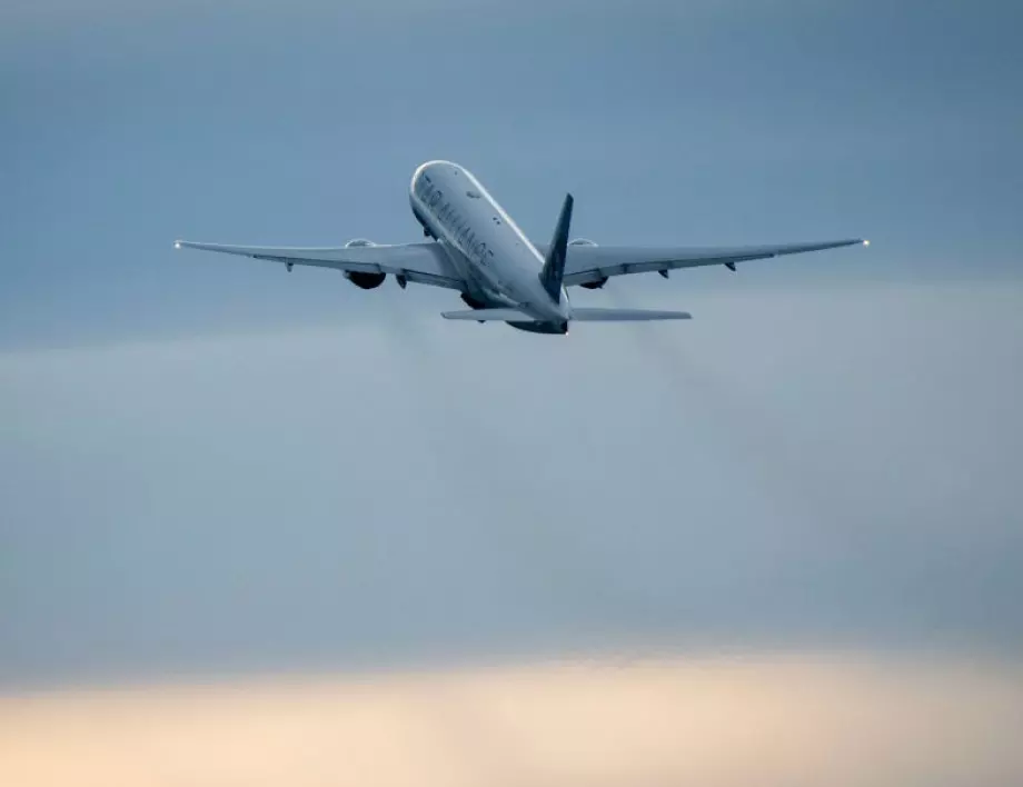 Отново: Пътнически самолет кацна аварийно в САЩ