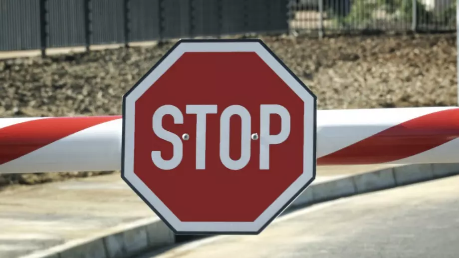 Граница с Гърция отваря само за товарен транспорт