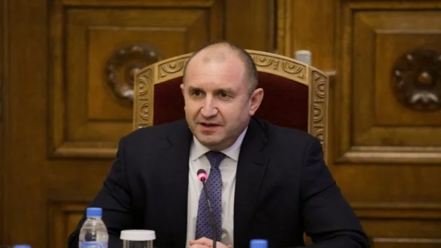 Радев нагази в блатото на повторението