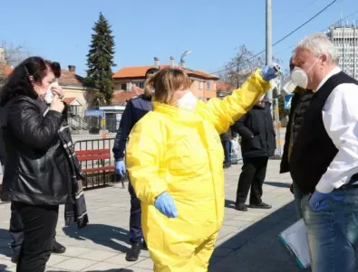 Медицински специалисти от Община Видин проверяват пътници за симптоми на коронавирус