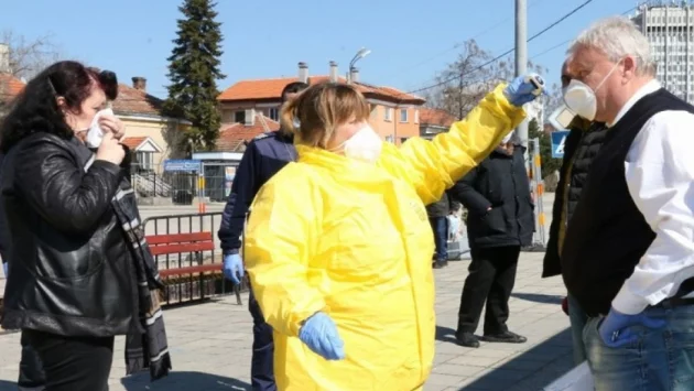 Медицински специалисти от Община Видин проверяват пътници за симптоми на коронавирус