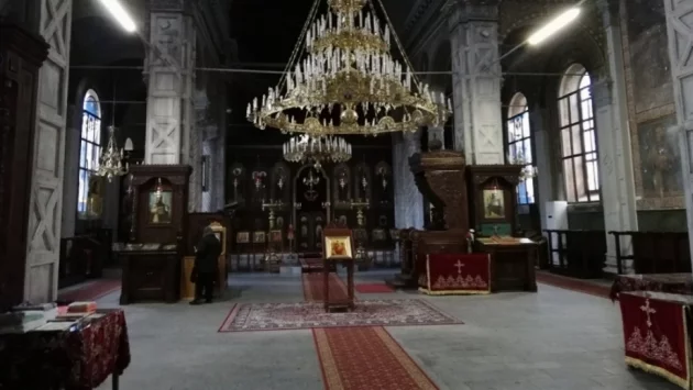 Духовник от Бургас с призив: Не целувайте иконите и ръка на свещениците