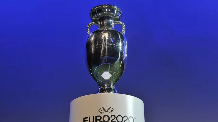 ВИДЕО: В Румъния едва не почупиха трофея на Евро 2020
