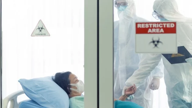 Половината от тежките случаи на коронавирус във Франция са под 60 г.