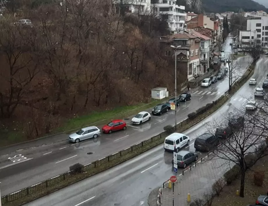 Миене и дезинфекция на улиците в Асеновград