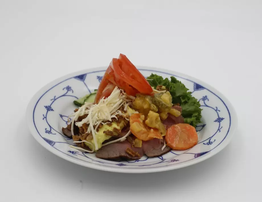 Рецепта на деня: Московска салата със свинско месо