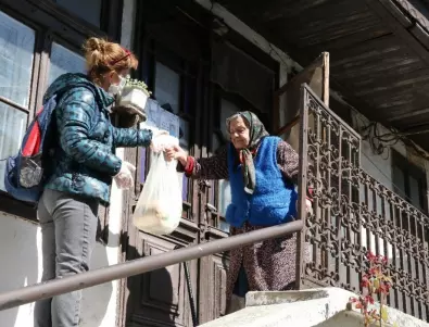 Служители и доброволци от община Видин помагат на самотно живеещи възрастни хора