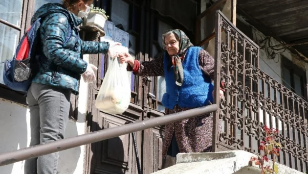 Служители и доброволци от община Видин помагат на самотно живеещи възрастни хора