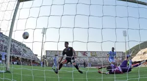 Най-нелепият автогол или нагласен мач? Преценете сами (ВИДЕО)