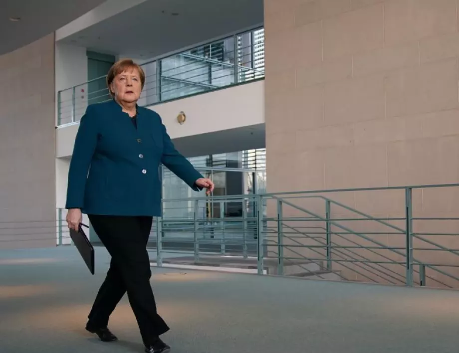 След две седмици на самоизолация Меркел се върна на работа