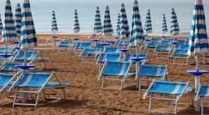 Кафета по 8 лв. на плажа обезсмислят безплатните чадъри (СНИМКА)