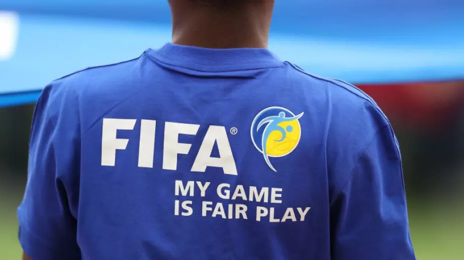 Шеф във ФИФА: Националните отбори може да играят чак догодина