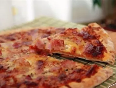 Рецепта на деня: Американска пица с наденица 