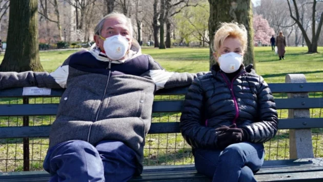 Параграф 22: За да си купиш маска, трябва да излезеш. Ако излезеш си глобен, защото не си си купил