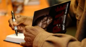 Топ 10: Най-добрите футболни книги, които задължително трябва да прочетете