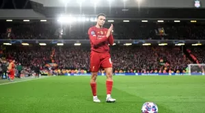 ВИДЕО: Стюард на Ливърпул пресъздаде виртуозния корнер на Трент срещу Барса