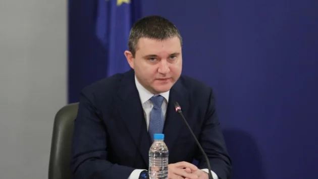 Горанов увърта на въпрос за контрола върху данъците за хазарта и фирми на Божков