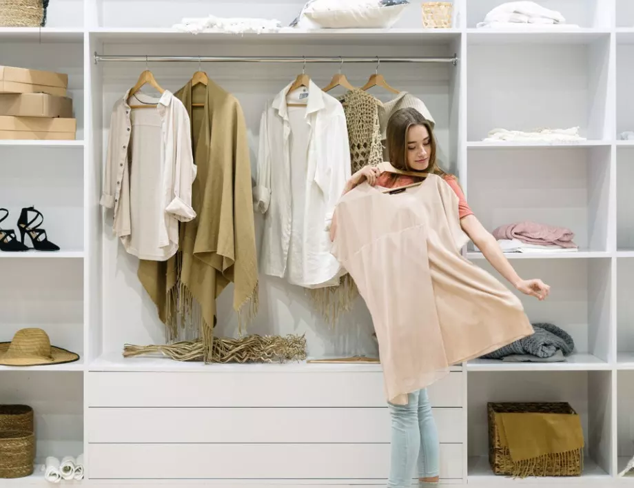Спасете дрехите си: ето как да забравите за влагата в гардероба!