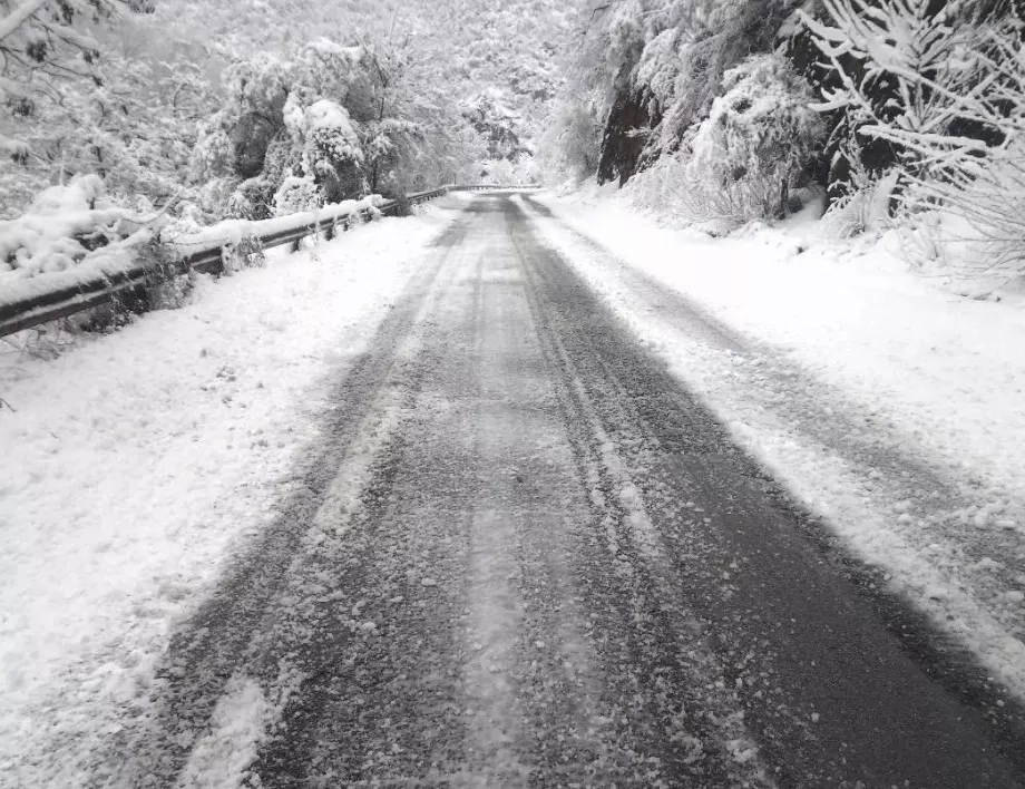 Априлска зима: 40 см сняг в Родопите, села без ток в Благоевградско (СНИМКИ)