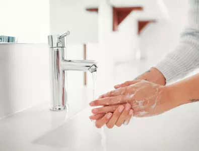Дерматолог: Не мийте ръцете си с гореща вода и не забравяйте кремовете