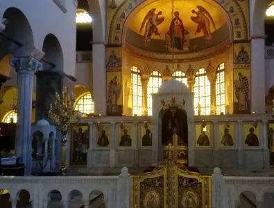 Гръцки митрополити даряват по една заплата в борбата с коронавируса