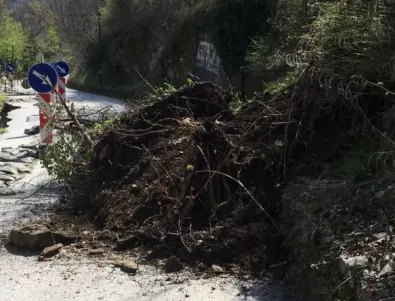 Пътят между смолянски села е затворен поради свлачище