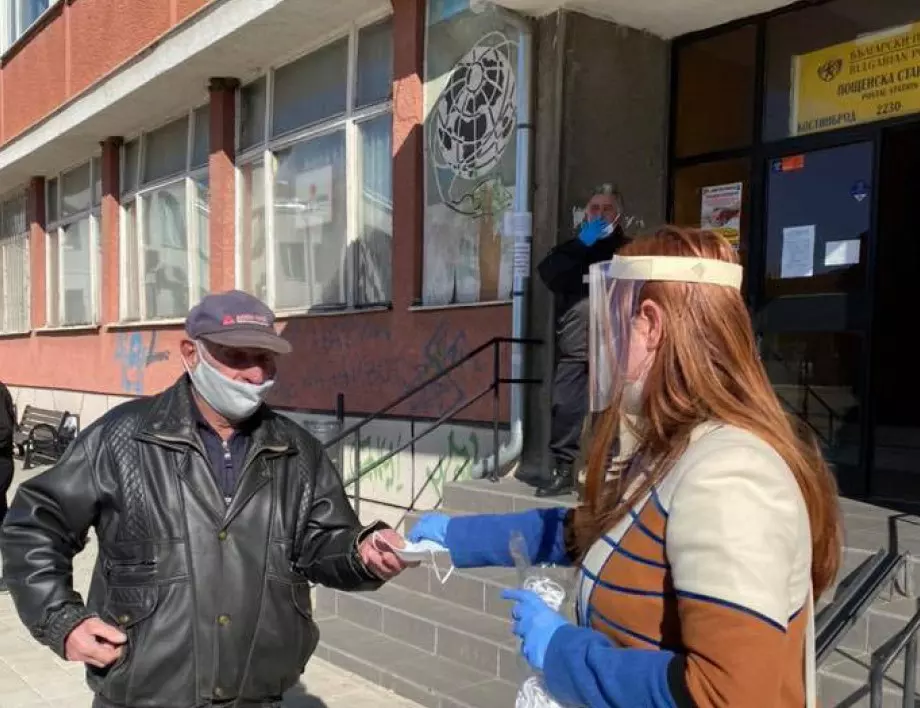Община Костинброд осигури маски за пенсионерите при получаване на пенсиите 