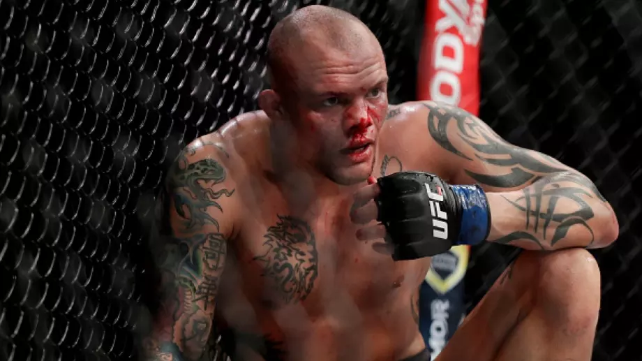 Звезда от UFC едва се преборил с крадец в дома си 
