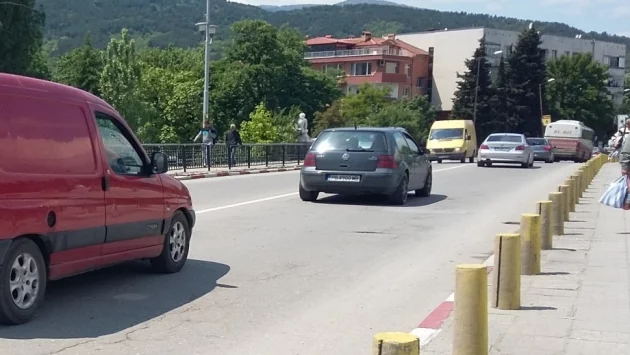 Преди Великден в Асеновград: Мият улици и варосват тротоари