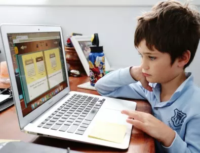 Семейства с деца на онлайн обучение ще имат право на целеви помощи 