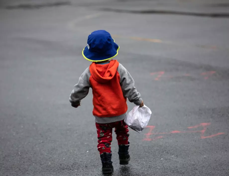 2-годишно дете, без родителски надзор, изскочи пред автомобил в "Захарна фабрика" (ВИДЕО)