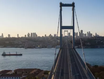 Контейнеровоз се блъсна в пристанище в Истанбул 