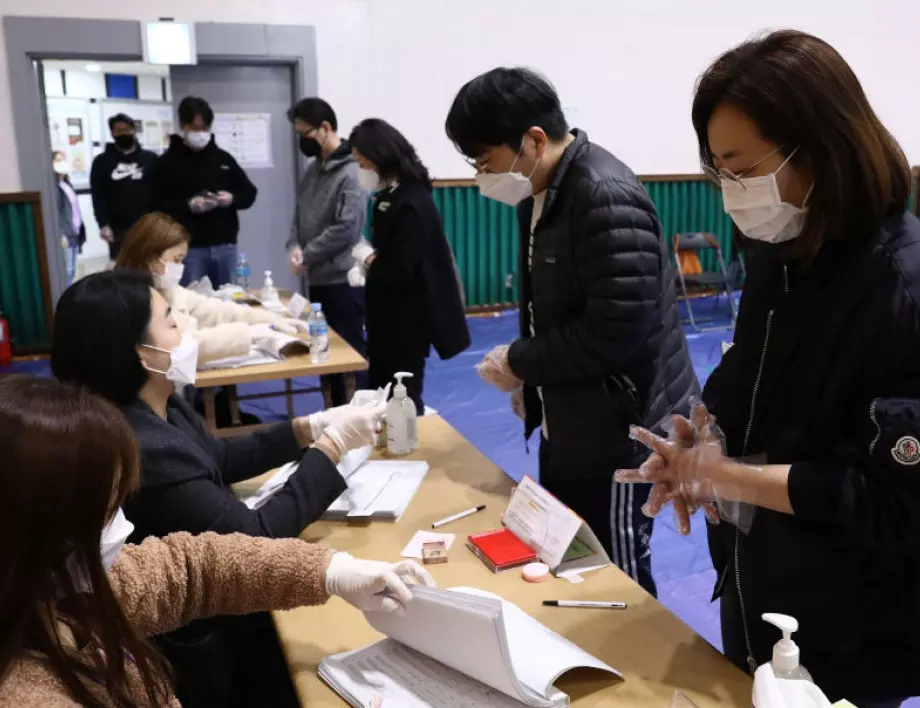 Южна Корея издирва близо 2 000 души, възможно е да са заразени с COVID-19