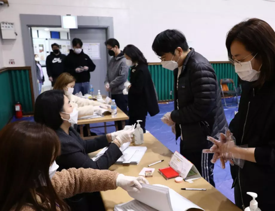 Южна Корея затвори повечето училища в Сеул заради коронавируса