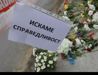 В памет на Милен Цветков: Отрупаха с цветя и свещи мястото на катастрофата (СНИМКИ)