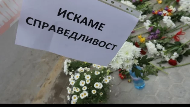 В памет на Милен Цветков: Отрупаха с цветя и свещи мястото на катастрофата (СНИМКИ)