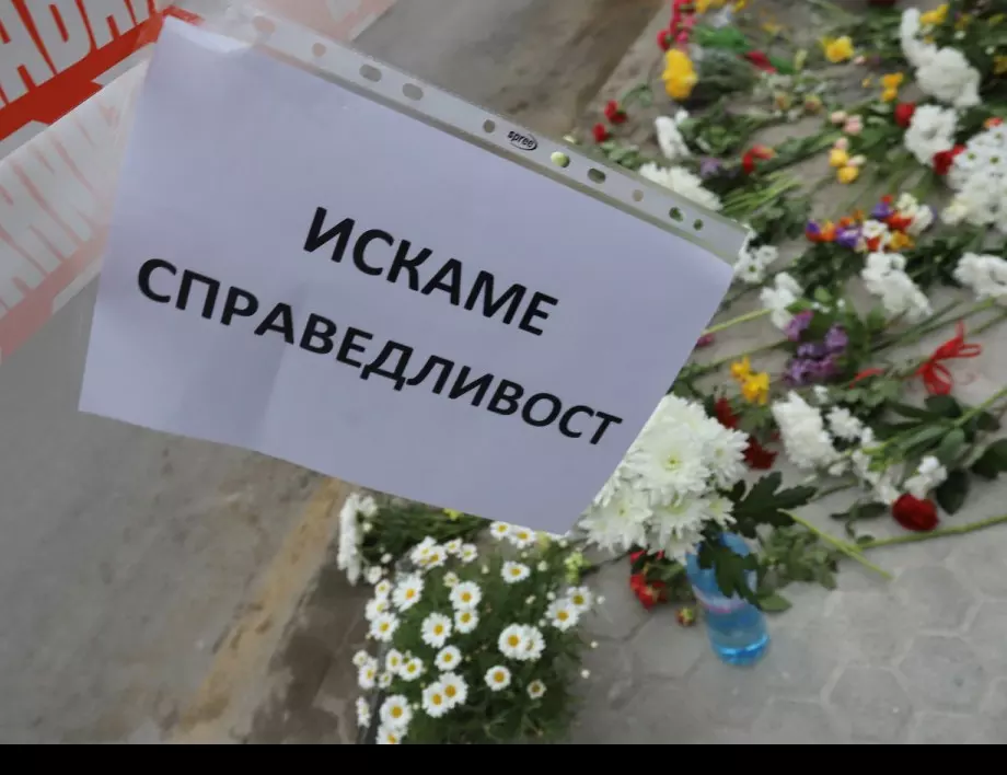 В памет на Милен Цветков: Отрупаха с цветя и свещи мястото на катастрофата (СНИМКИ)
