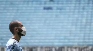 Как футболните срещи ще изглеждат и звучат без фенове на стадиона?