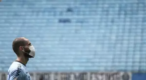 Украински тим с 25 заразени помоли да не спират лигата в страната