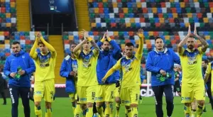 Треньорът на Пескара е колабирал по време на мач 