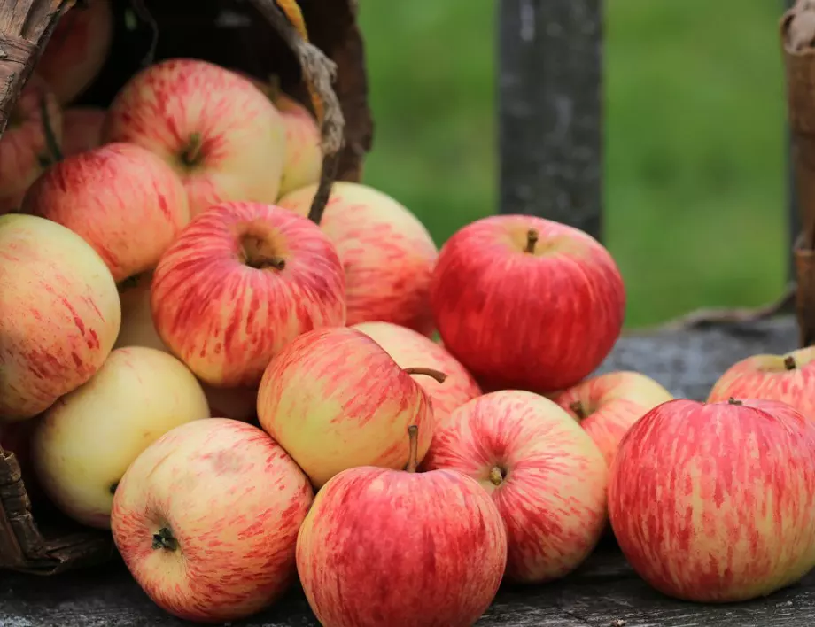 Защо ЗАДЪЛЖИТЕЛНО да полеем купешките ябълки с вряла вода и сода, преди да ги изядем 