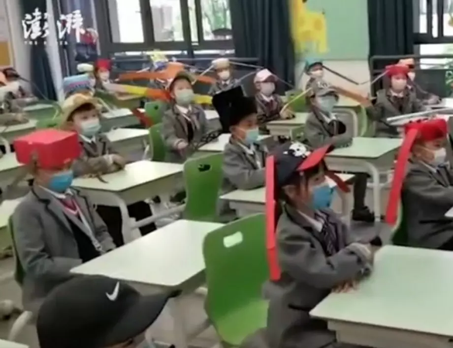 За дистанция: Ученици носят 1-метрови шапки (ВИДЕО)