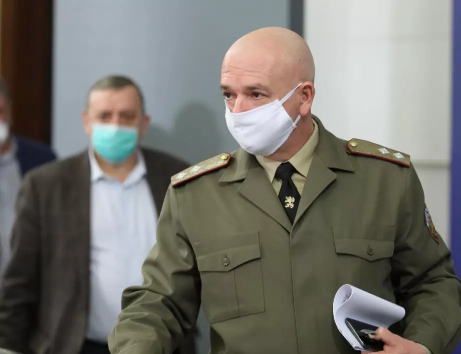 Не вижда ли Мутафчийски как Бойко Борисов си носи маската? (СНИМКИ)