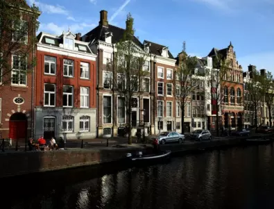 Защо Амстердам погна младите британски туристи?