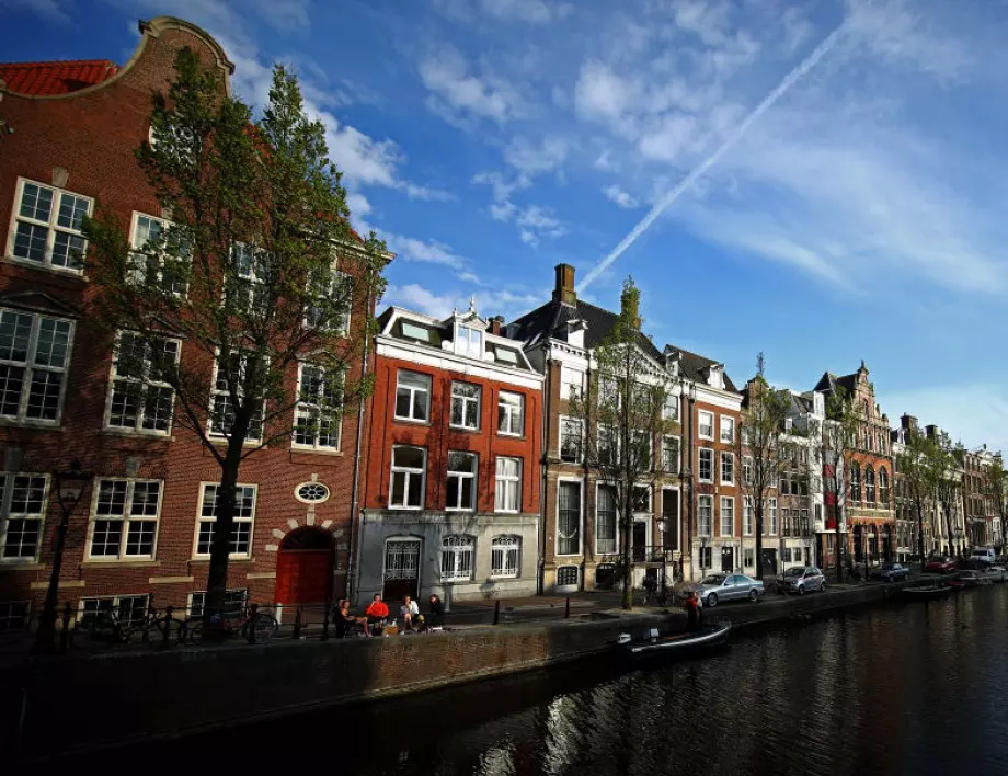 Амстердам става първият град в света, забранил реклами на изкопаеми горива и авиокомпании