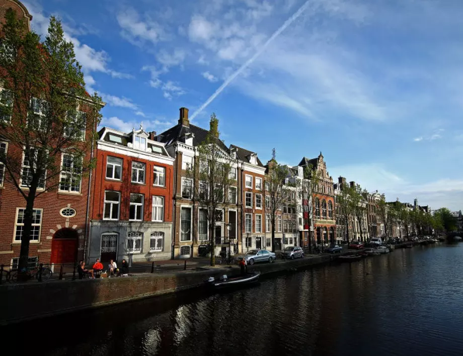 Основан е Амстердам