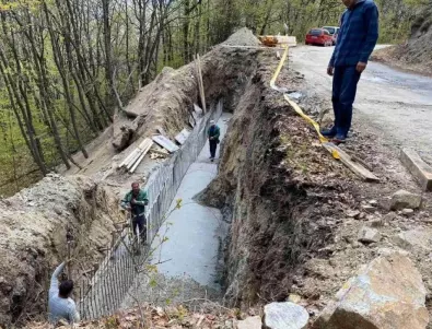 Започна укрепване на пътя между селата Яврово и Добралък (СНИМКИ)